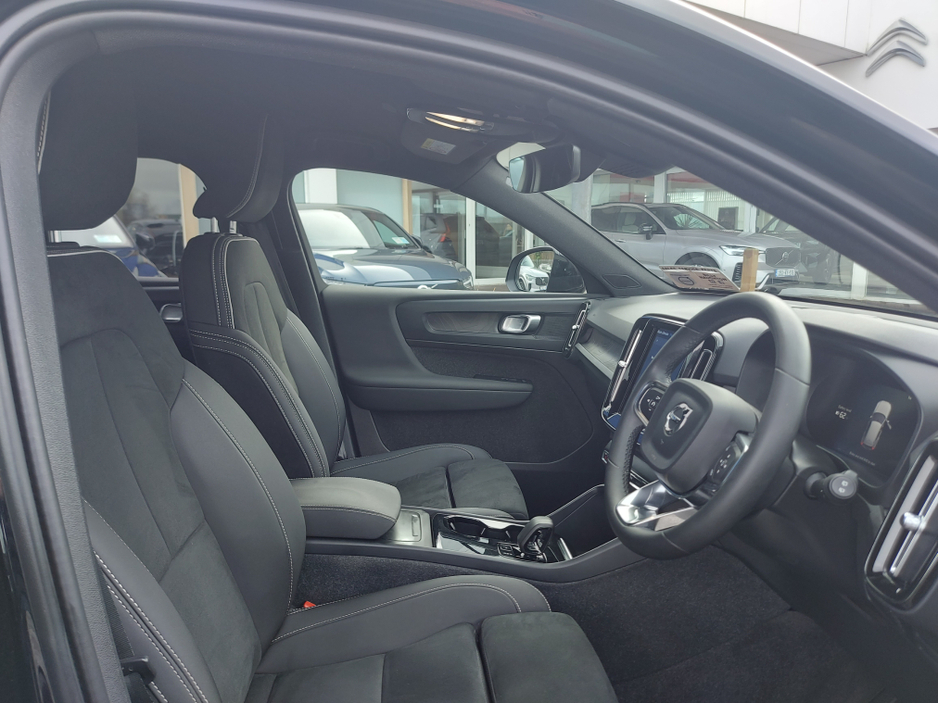 2024 Volvo XC40 - image 18