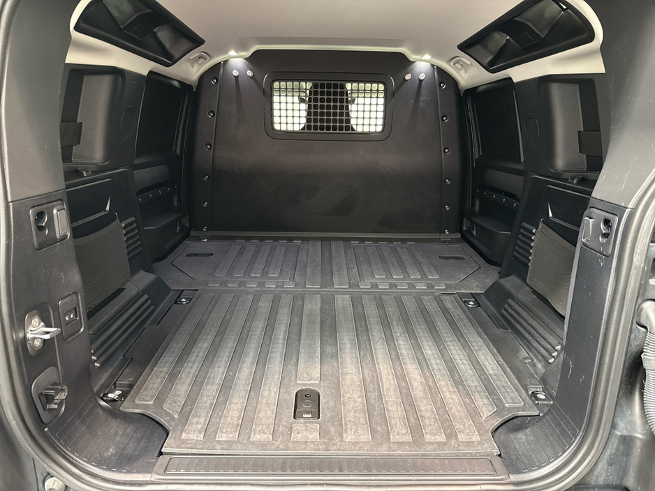 2021 Land Rover Defender - image 29