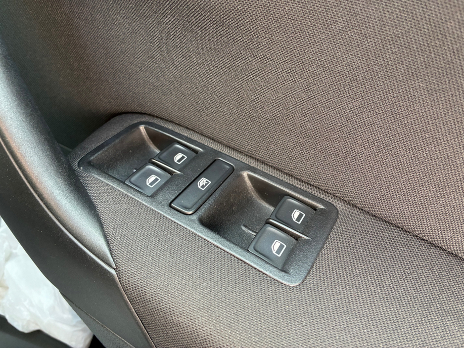 2014 Volkswagen Polo - image 11