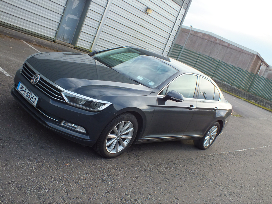 2018 Volkswagen Passat - image 3