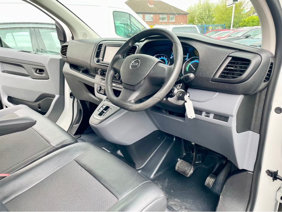 2022 Opel Vivaro - image 14