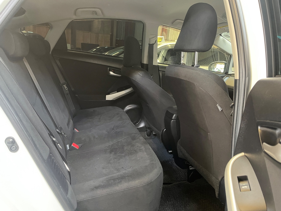 2015 Toyota Prius - image 8