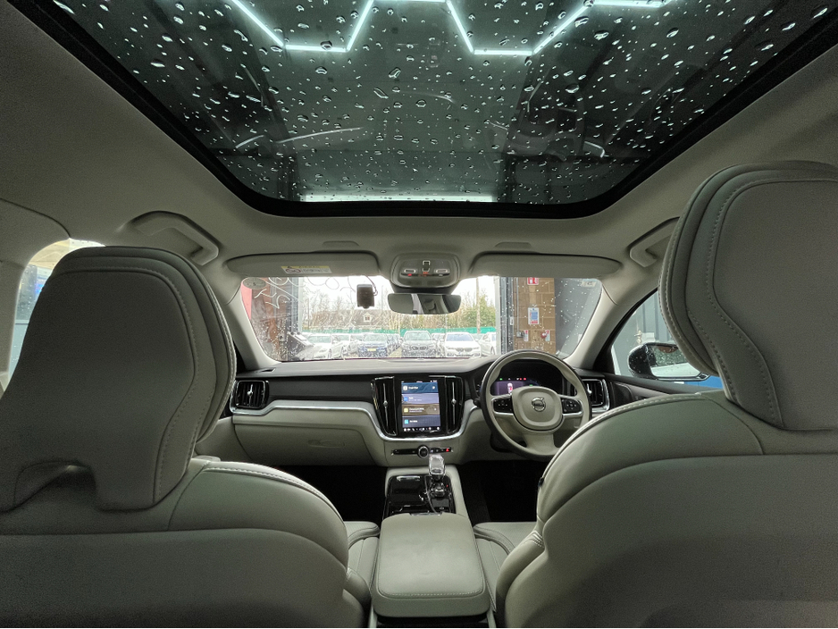 2024 Volvo V60 - image 18