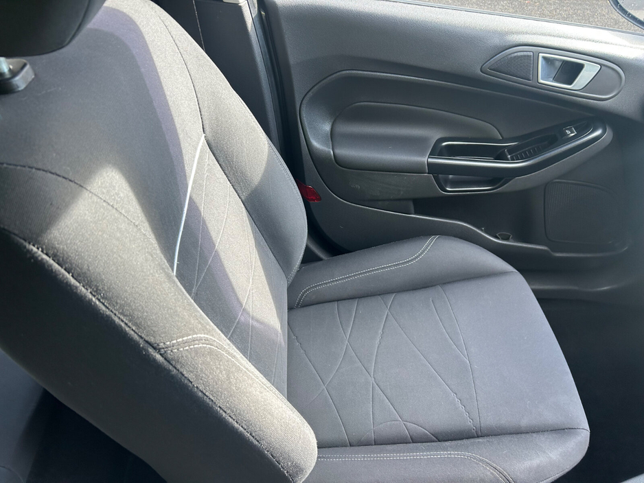 2015 Ford Fiesta - image 13