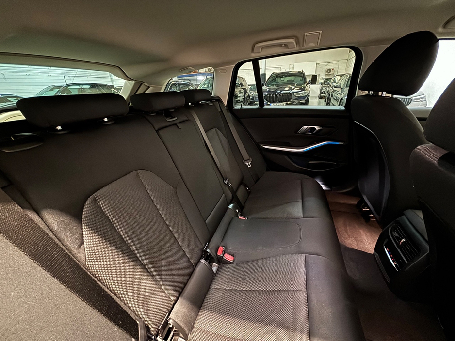 2022 BMW 3 Series - image 11
