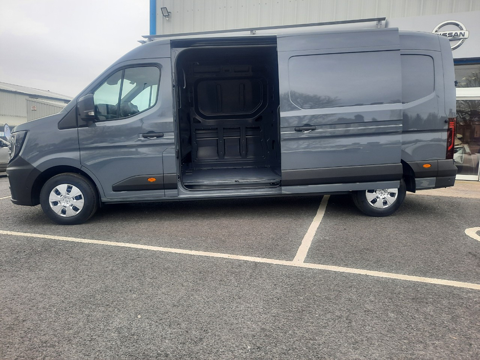 2026 Nissan Interstar - image 13