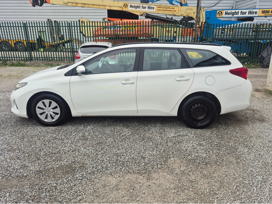 2014 Toyota Auris - image 10