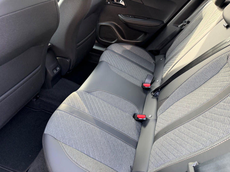 2025 Peugeot 2008 - image 9