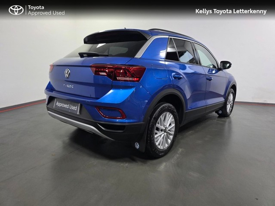 2022 Volkswagen T-Roc - image 2