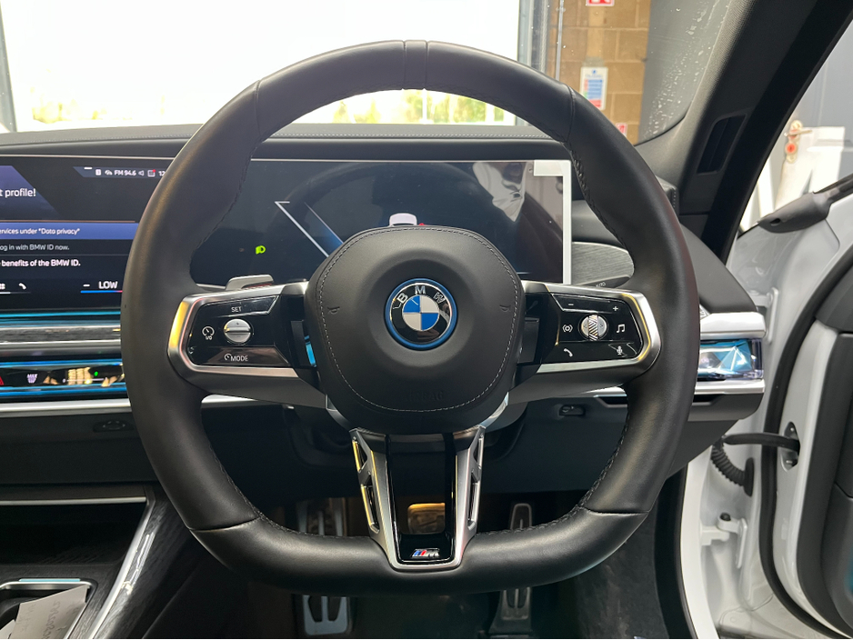 2025 BMW i7 - image 17