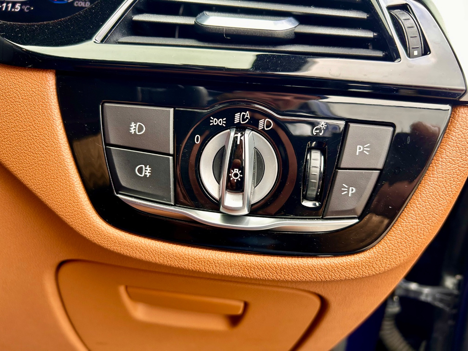 2020 BMW 5 Series - image 17