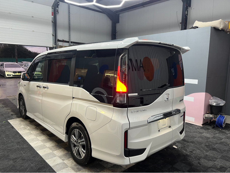 2019 Honda Stepwagon - image 3