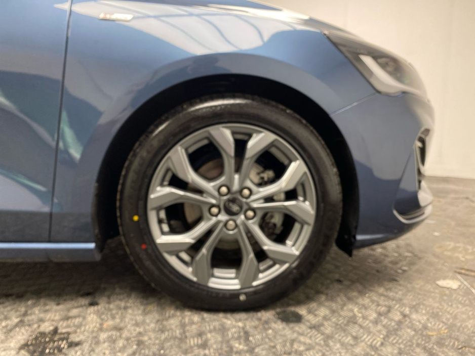 2023 Ford Focus - image 5