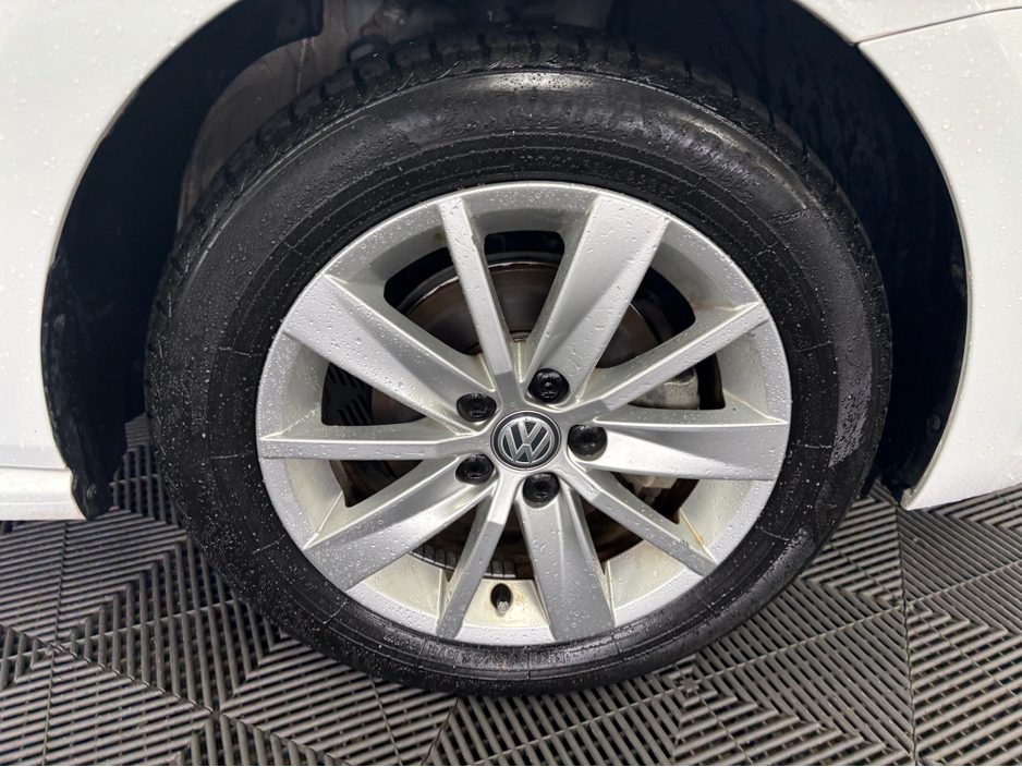 2016 Volkswagen Polo - image 5