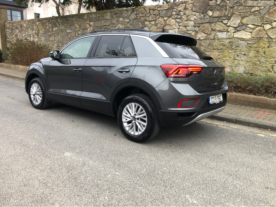 2022 Volkswagen T-Roc - image 6