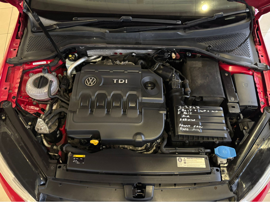 2014 Volkswagen Golf - image 25