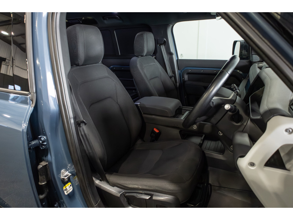 2022 Land Rover Defender  €56,911