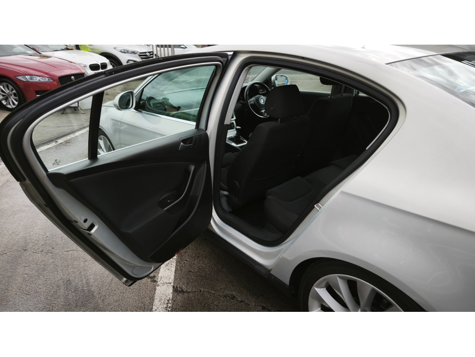 2010 Volkswagen Passat - image 15