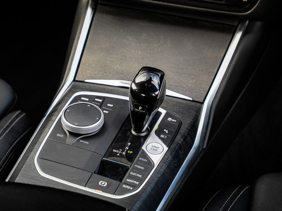 2022 BMW 3 Series - image 17