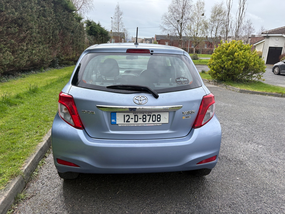 2012 Toyota Yaris - image 8