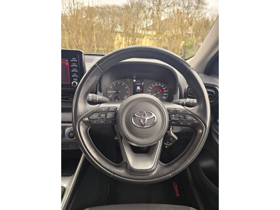 2022 Toyota Yaris - image 15