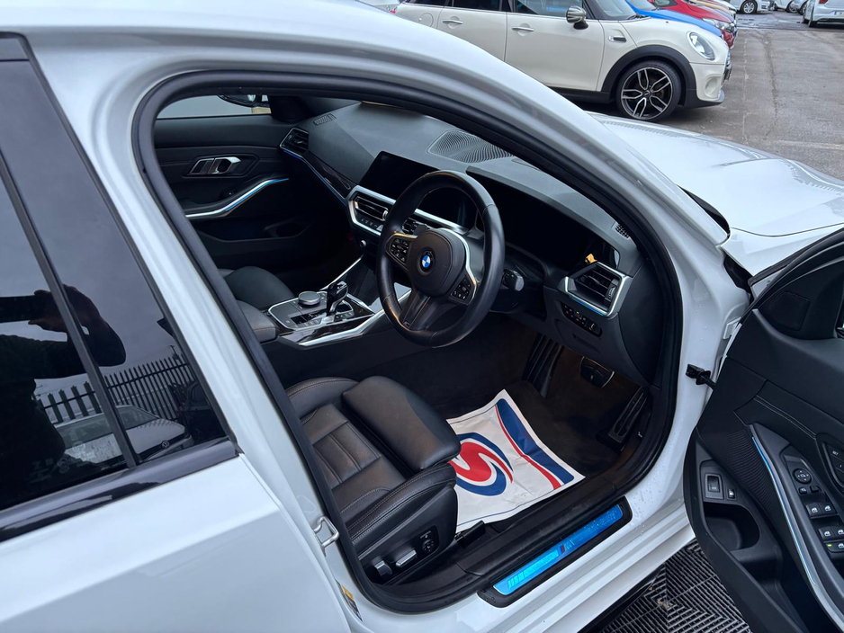 2020 BMW 3 Series - image 4