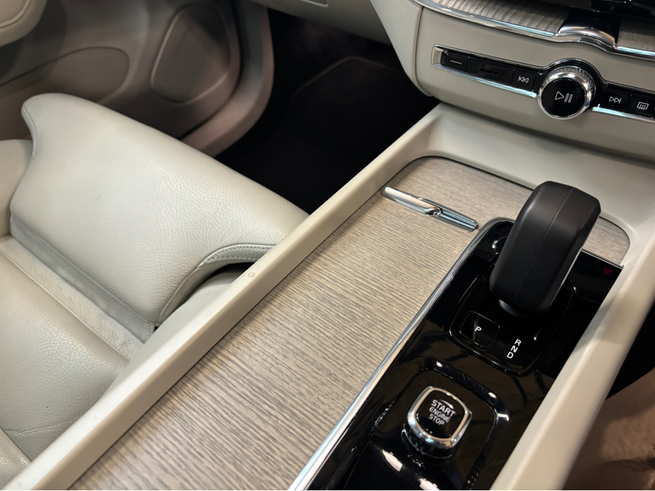 2023 Volvo XC60 - image 13