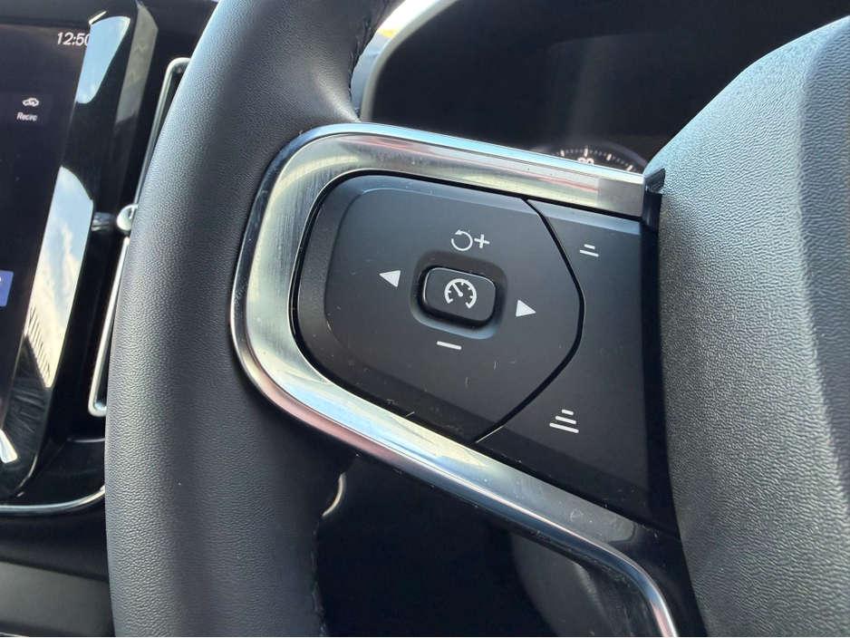 2023 Volvo XC40 - image 14