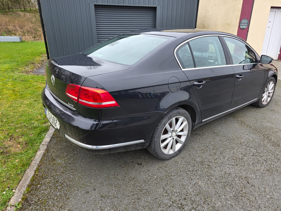 2011 Volkswagen Passat - image 7