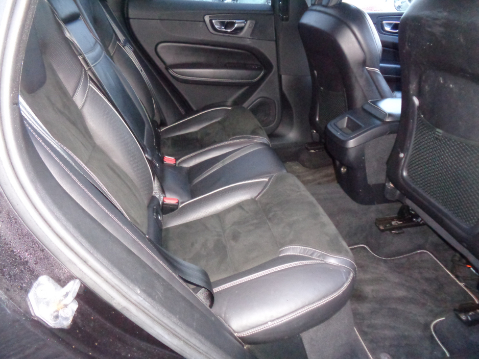 2018 Volvo XC60 - image 9