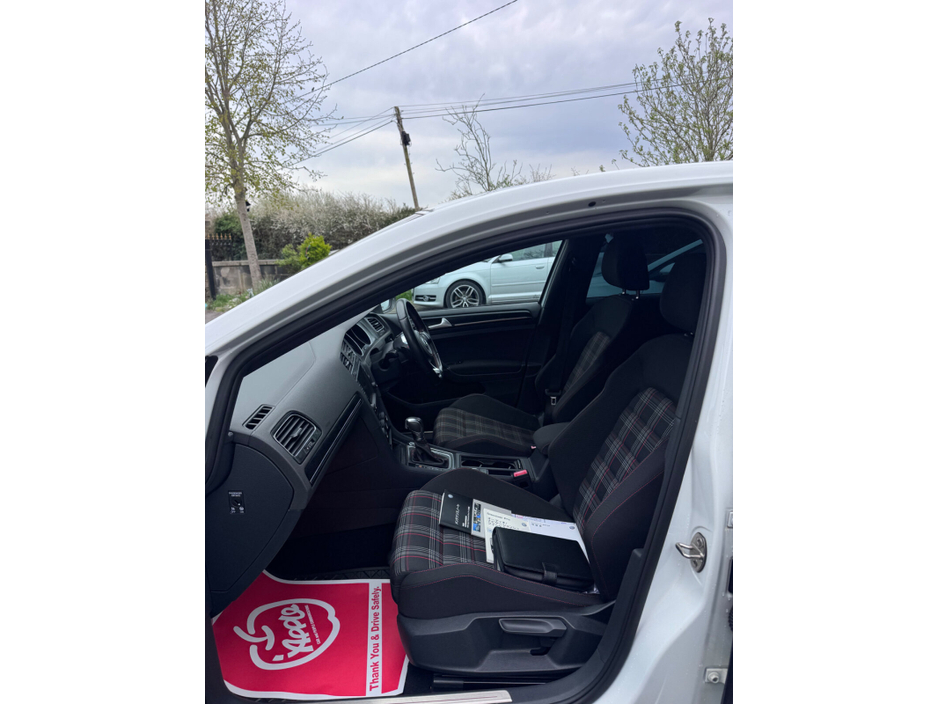 2015 Volkswagen Golf - image 9