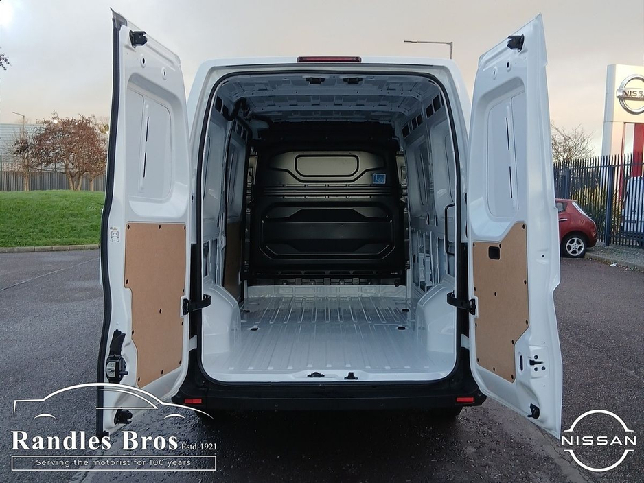 2025 Nissan Interstar - image 14