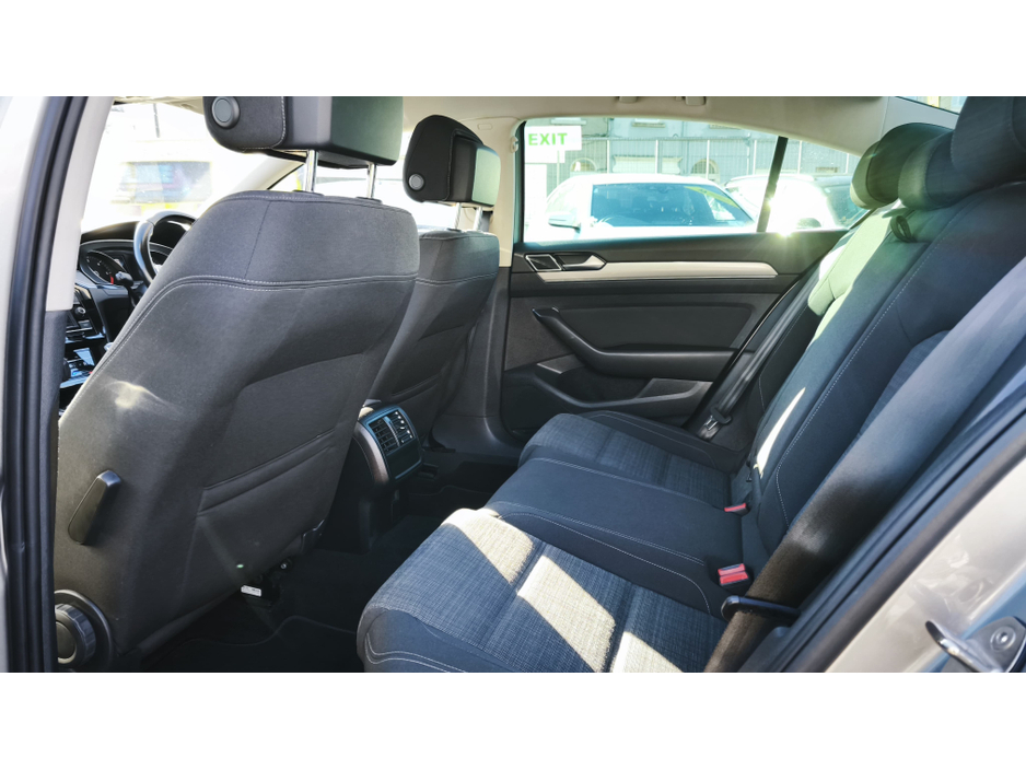 2022 Volkswagen Passat - image 15