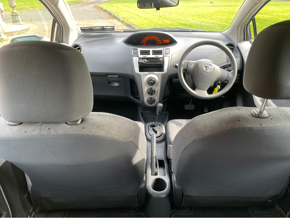 2010 Toyota Yaris - image 11