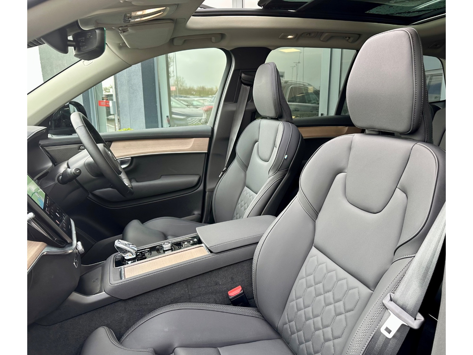 2025 Volvo XC90 - image 8