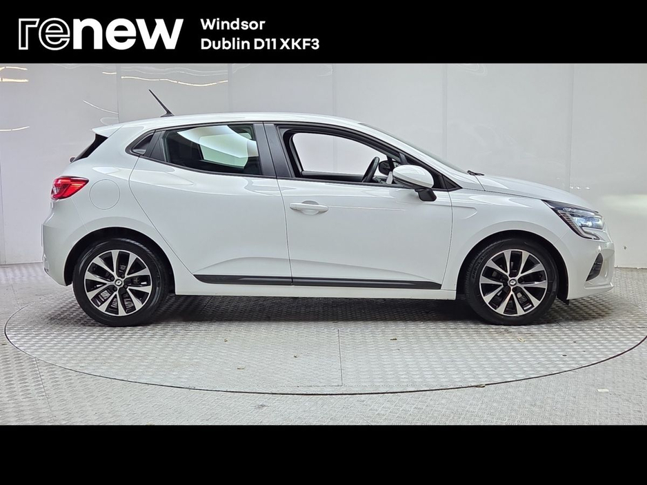 2022 Renault Clio Iconic TCe 90 €15,995