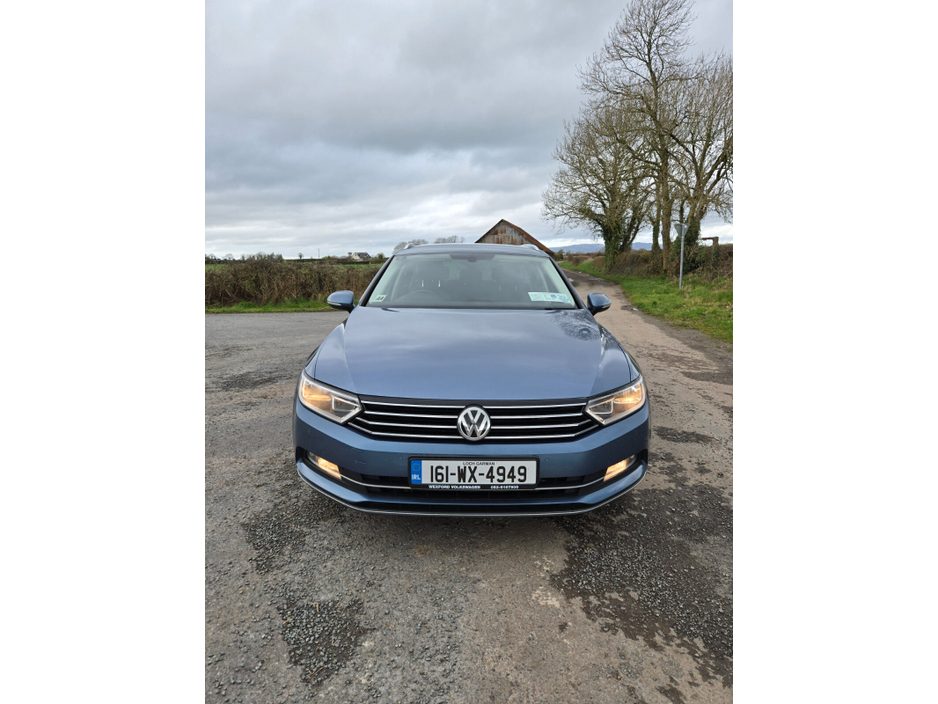2016 Volkswagen Passat - image 3