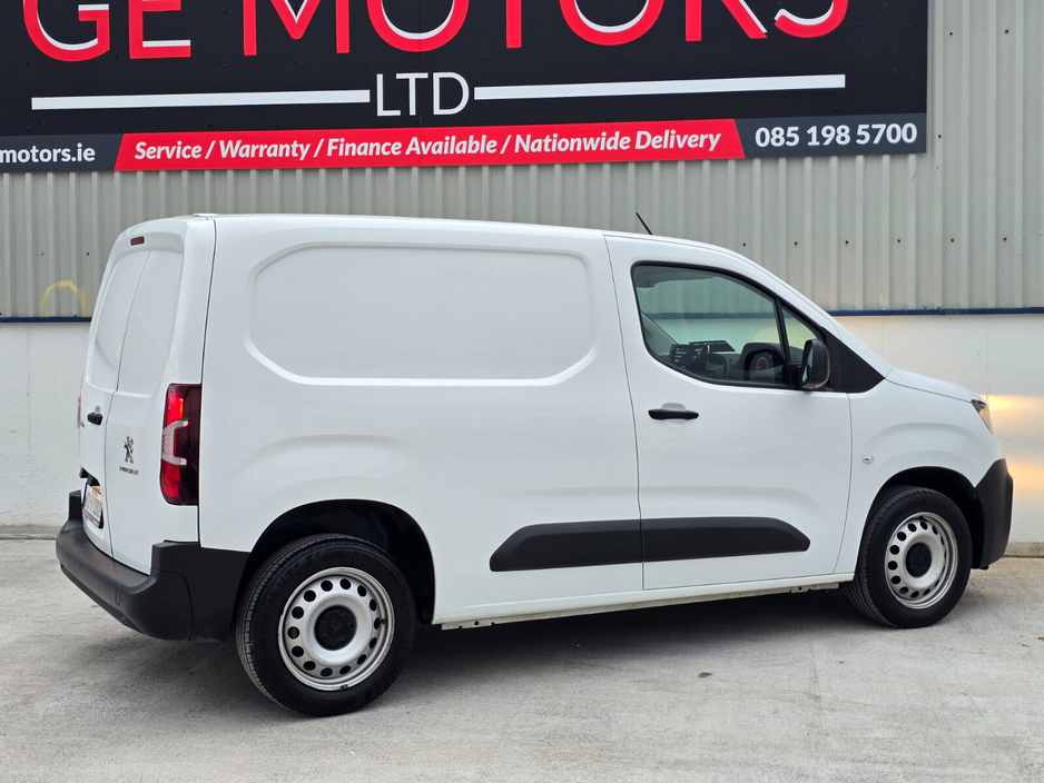 2022 Peugeot Partner - image 6