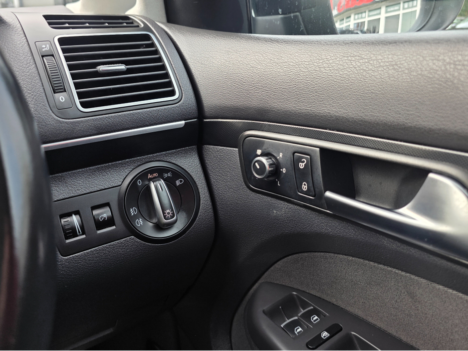 2013 Volkswagen Touran - image 19