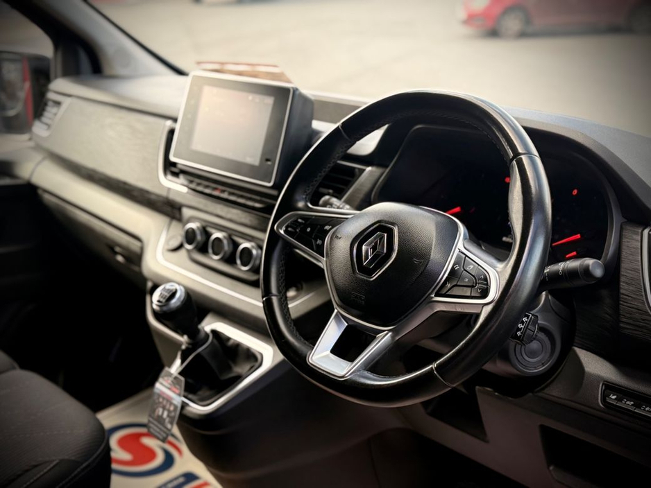 2023 Renault Trafic - image 27