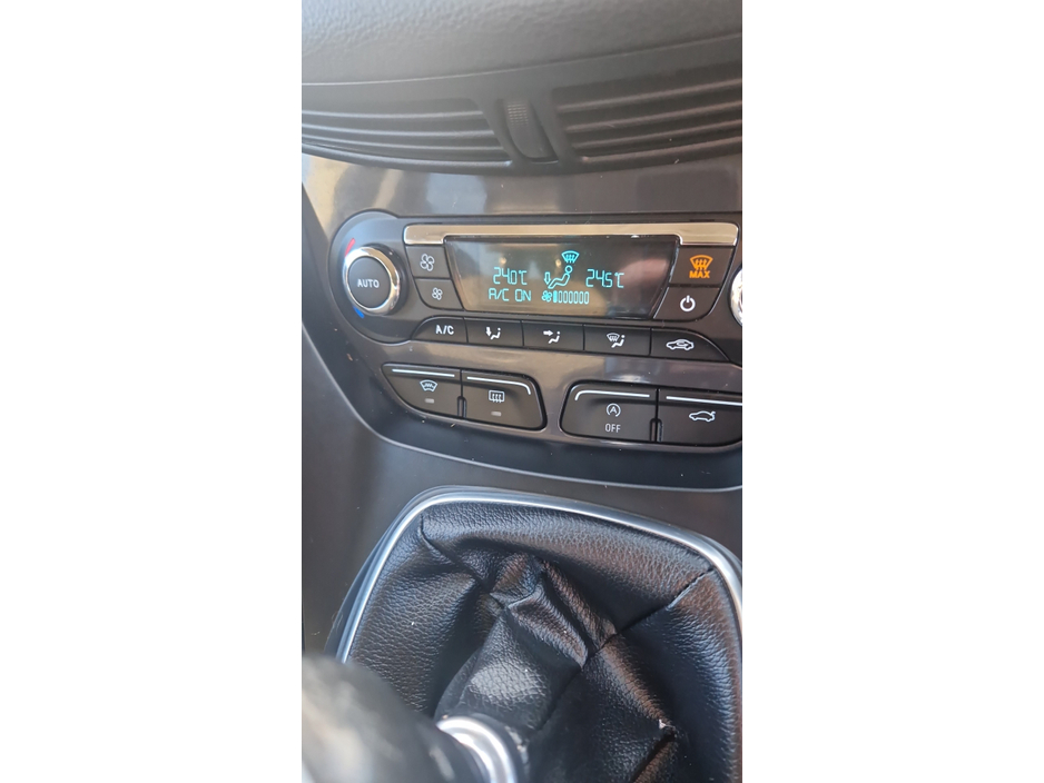 2016 Ford Kuga - image 9