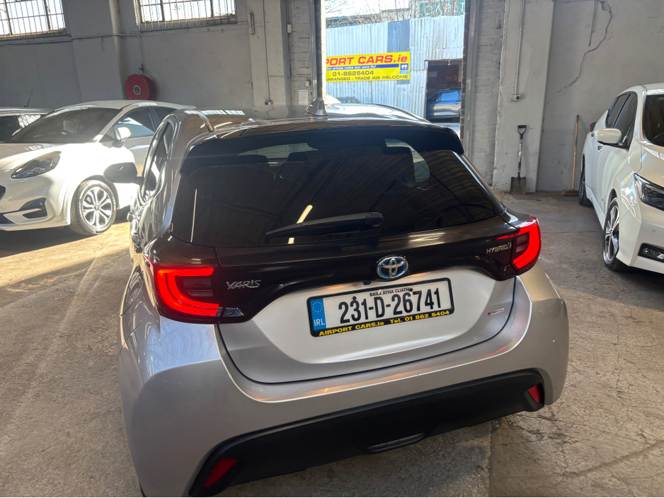 2023 Toyota Yaris - image 3
