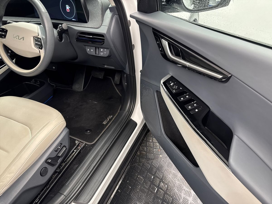 2022 Kia EV6 - image 11