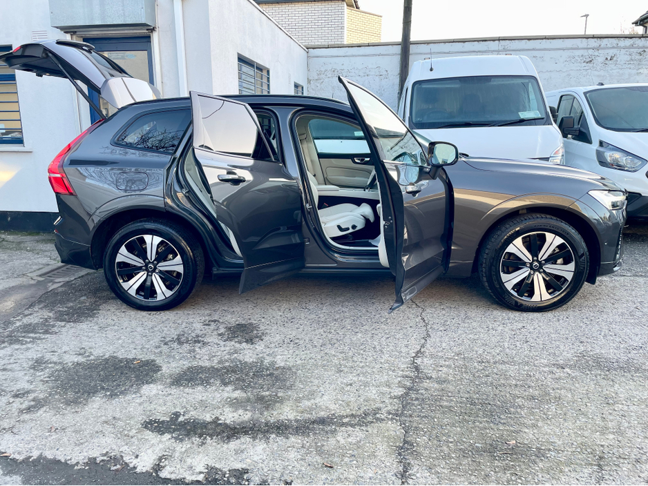 2023 Volvo XC60 - image 4