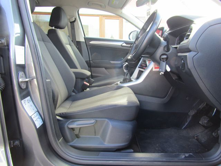 2022 Volkswagen T-Roc - image 12