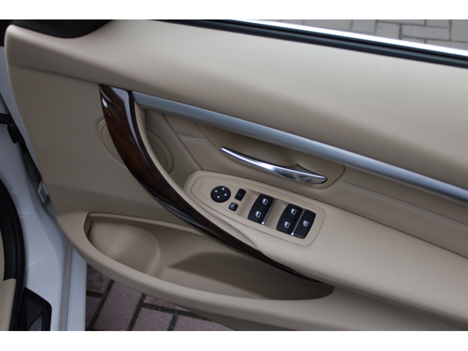 2019 BMW 3 Series - image 10