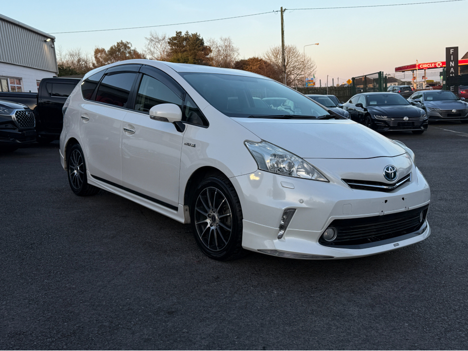 2013 Toyota Prius Alpha - image 3