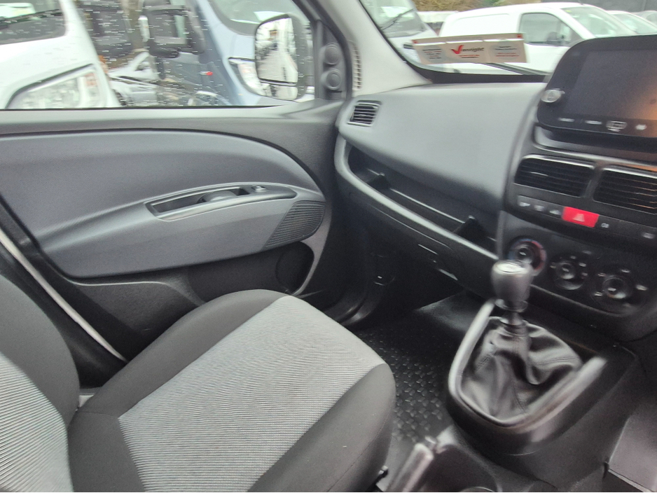 2022 Fiat Doblo - image 5