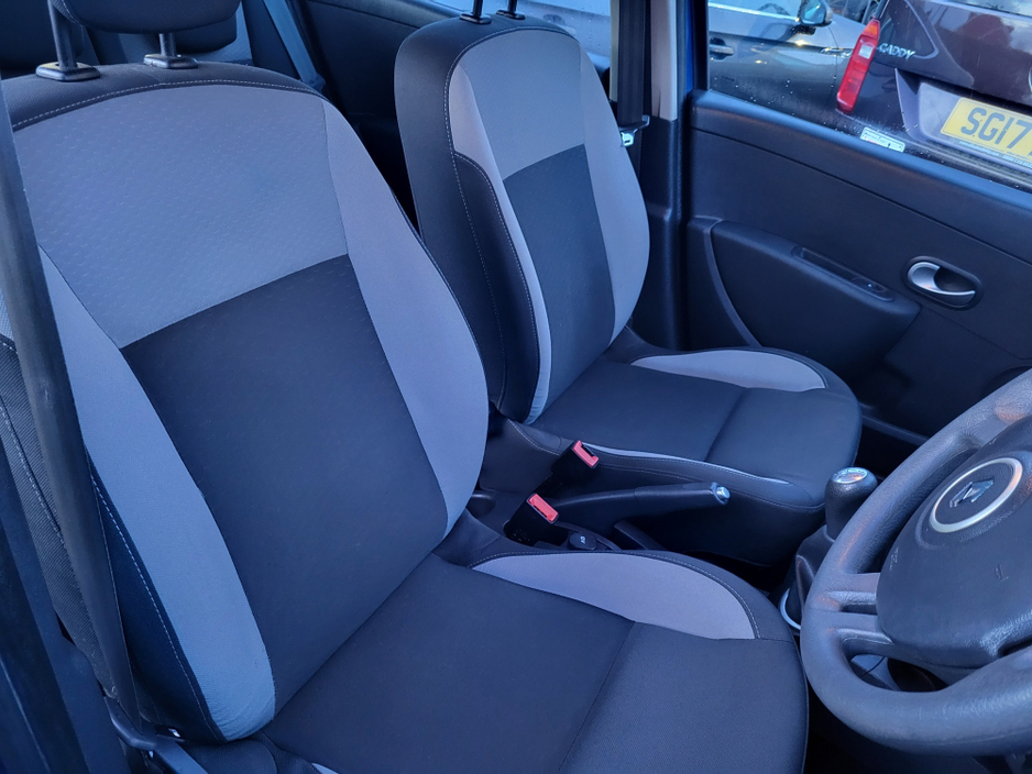 2011 Renault Clio - image 12