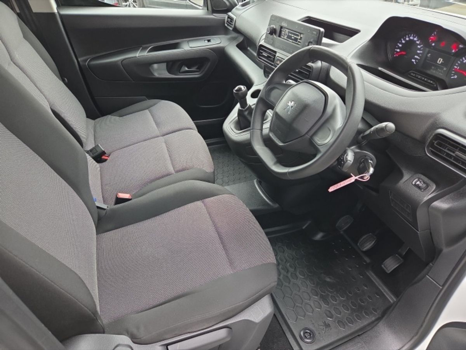 2021 Peugeot Partner - image 8